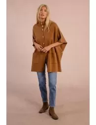 Cape en maille, boutonnée