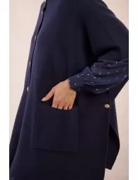 Cape en maille, boutonnée