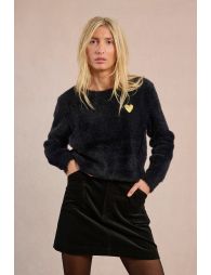 Fluffy sweater, embroidered heart