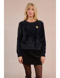 Fluffy sweater, embroidered heart