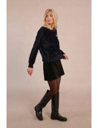 Pull duveteux, cœur brodé