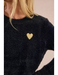 Fluffy sweater, embroidered heart