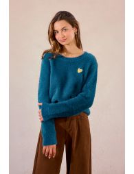 Fluffy sweater, embroidered heart