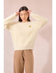 Fluffy sweater, embroidered heart