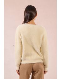 Fluffy sweater, embroidered heart