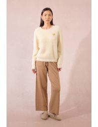 Fluffy sweater, embroidered heart