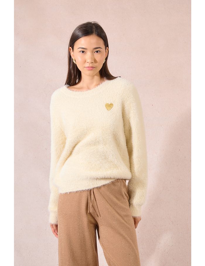 Fluffy sweater, embroidered heart