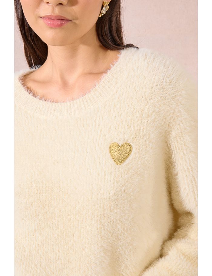 Fluffy sweater, embroidered heart