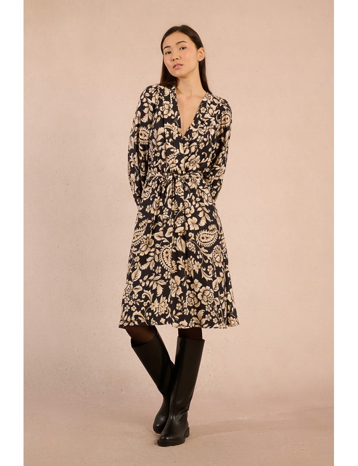 Vestido largo con volantes y lunares