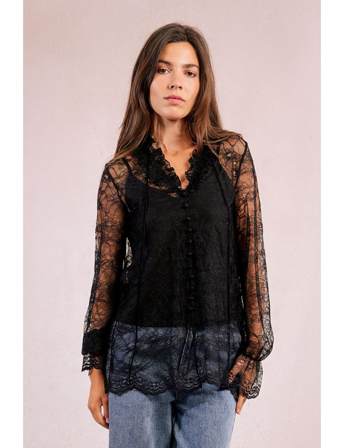 Chemise en dentelle transparente