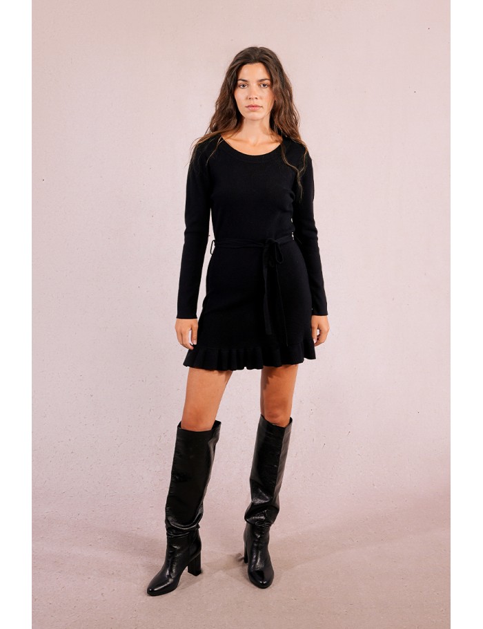 Short knitted dress, belted
