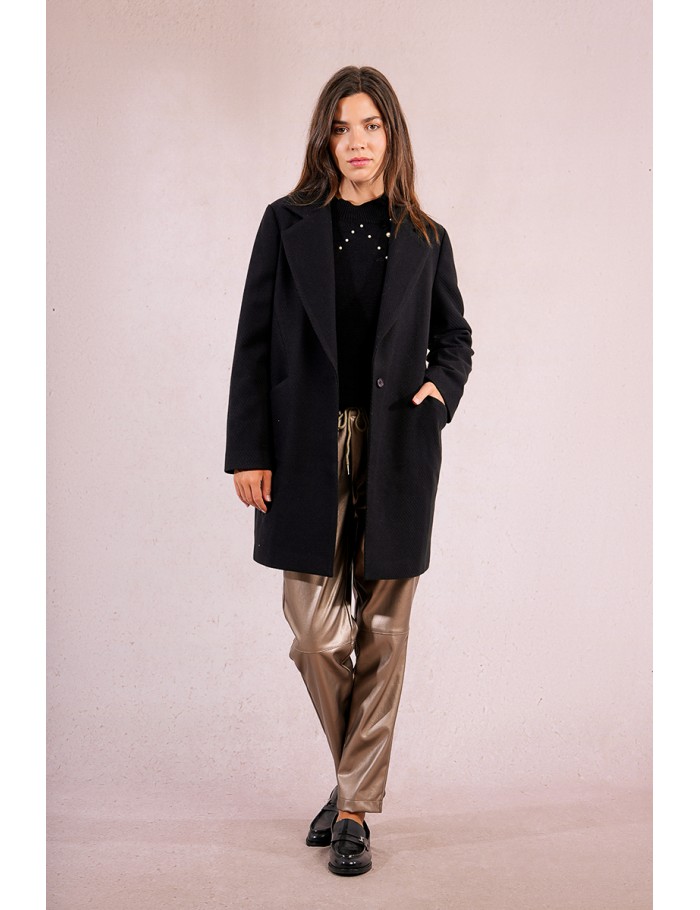 Straight coat with tailored collar
