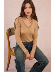 V-neck T-shirt, decorated with rhinestones