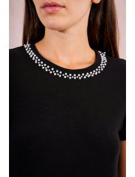Straight T-shirt, beaded collar