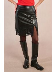 Short skirt in synthetic leather and lace
