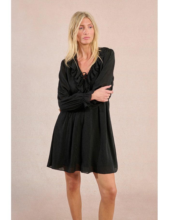 Short dress, ruffled neckline