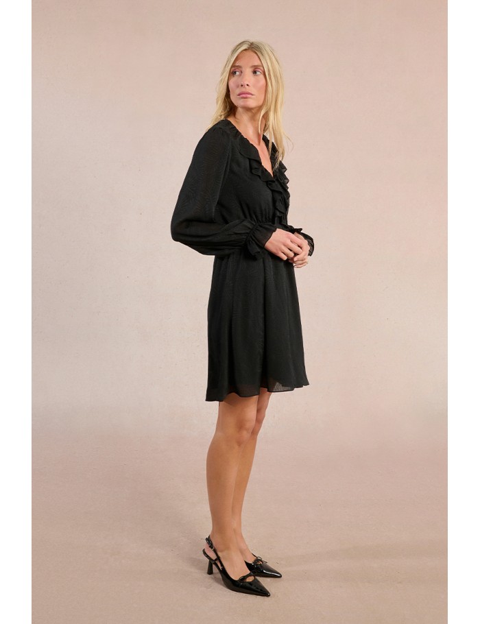 Robe courte, encolure volantée