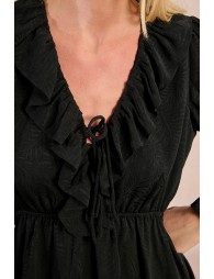 Robe courte, encolure volantée