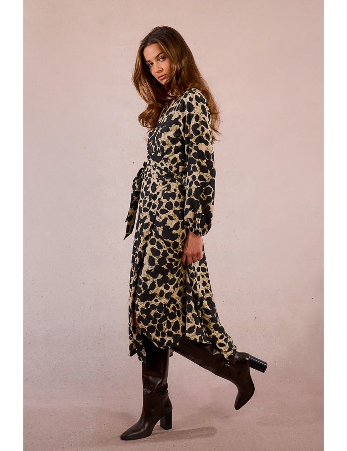 Vestido largo con estampado y volantes