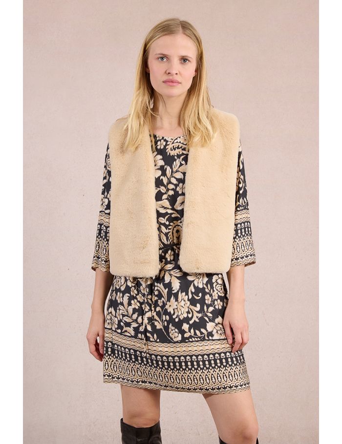 Sleeveless vest in faux fur