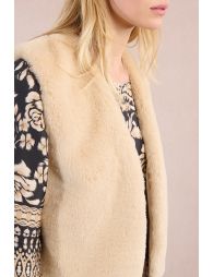 Sleeveless vest in faux fur