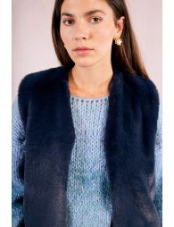Sleeveless vest in faux fur