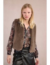 Sleeveless vest in faux fur
