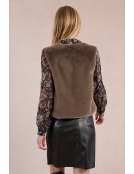 Sleeveless vest in faux fur