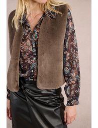 Sleeveless vest in faux fur