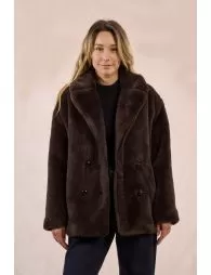 Manteau boutonné, imitation fourrure