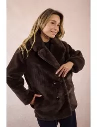 Manteau boutonné, imitation fourrure