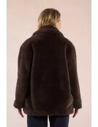 Manteau boutonné, imitation fourrure