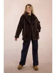 Manteau boutonné, imitation fourrure