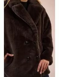 Manteau boutonné, imitation fourrure