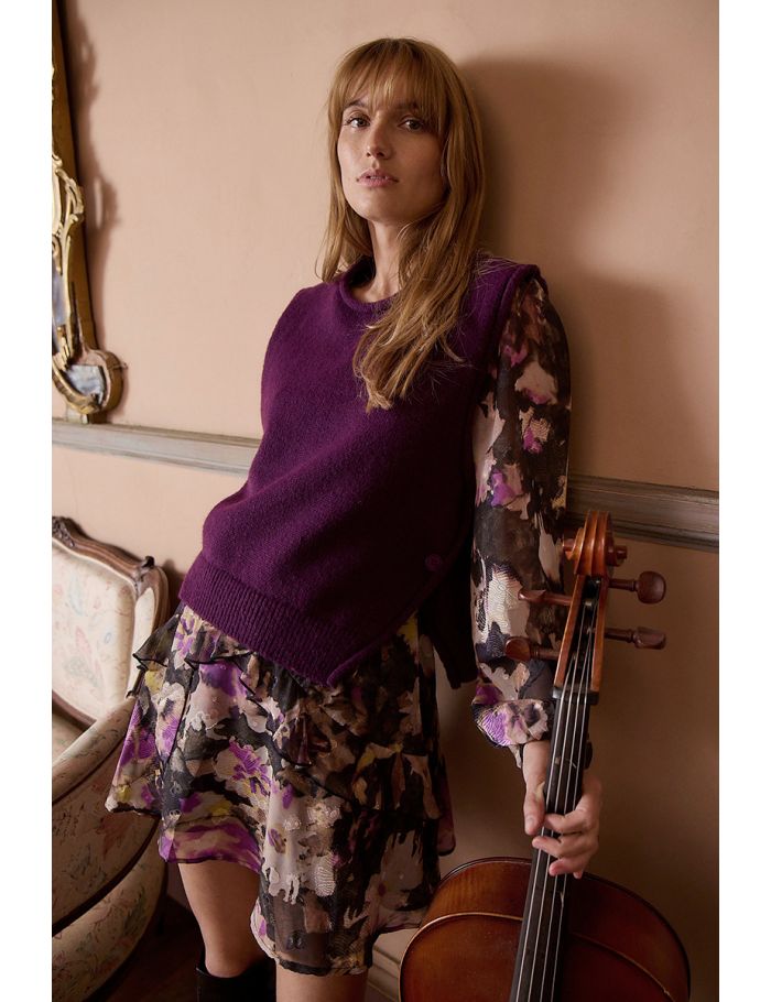 Sleeveless sweater, buttoned at the sides