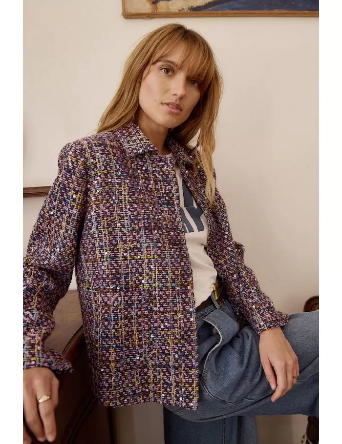 Veste courte en tweed, parsemée de strass