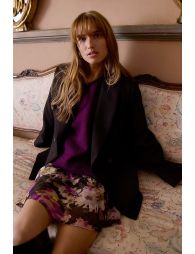 Short and double-breasted blazer