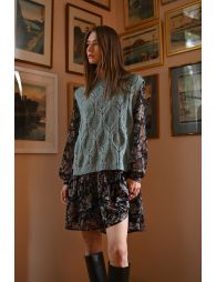 Sleeveless sweater to tie at the sides