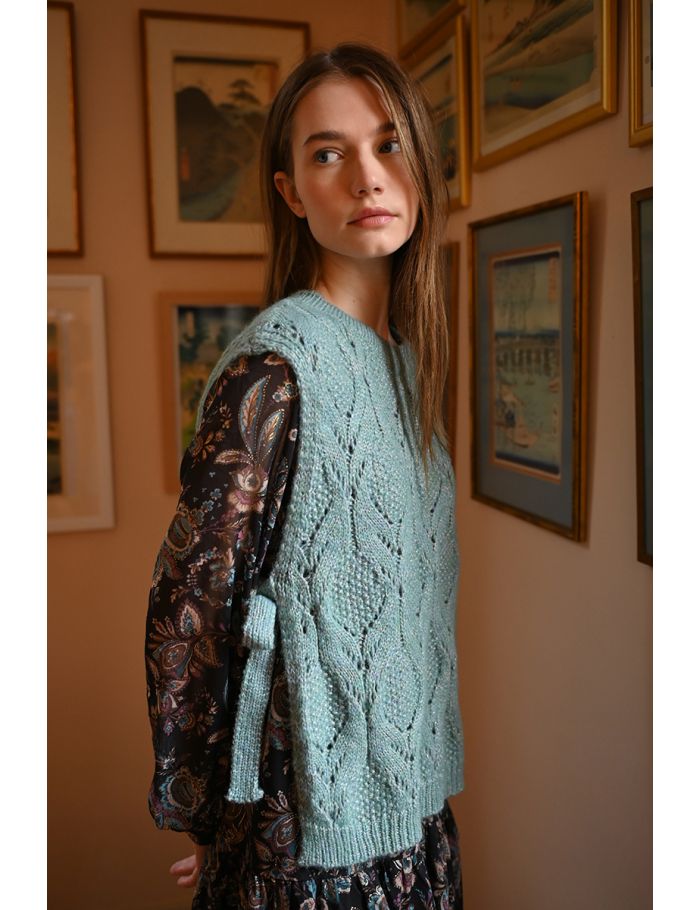 Sleeveless sweater to tie at the sides