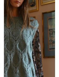 Sleeveless sweater to tie at the sides