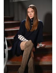 Knitted cape, buttoned