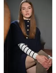 Cape en maille, boutonnée