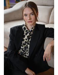 Short and double-breasted blazer