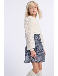 Falda corta, elástica, con estampado y volantes.