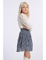 Falda corta, elástica, con estampado y volantes.