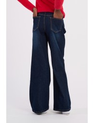 Pantalón de niña vaquero, con perneras anchas.