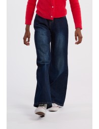Pantalón de niña vaquero, con perneras anchas.