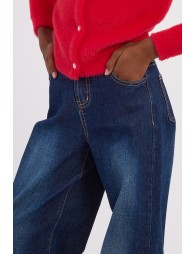 Pantalón de niña vaquero, con perneras anchas.