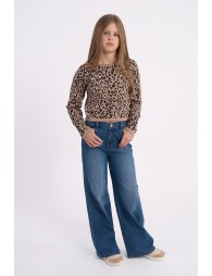 Pantalón de niña vaquero, con perneras anchas.
