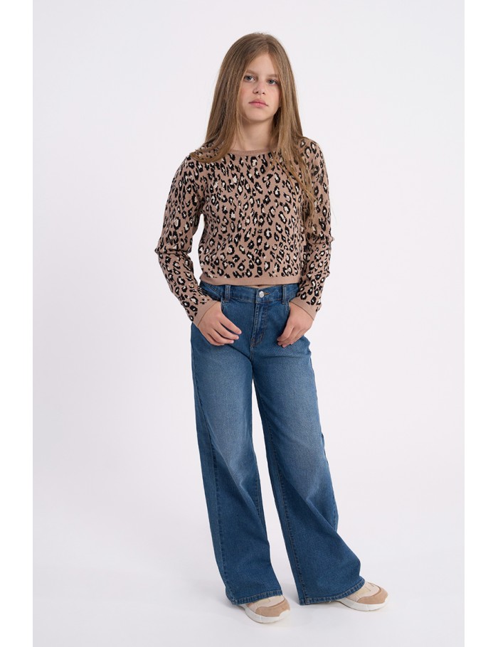 Pantalón de niña vaquero, con perneras anchas.
